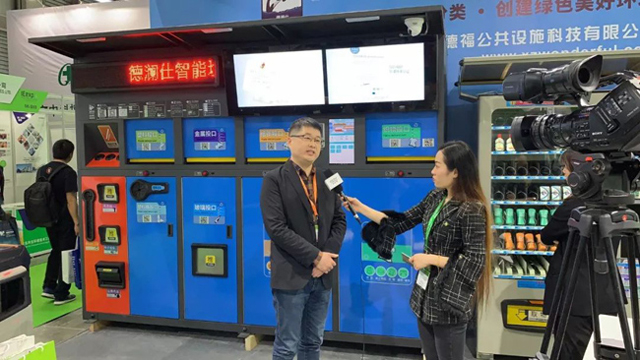 德瀾仕智能垃圾桶上海環(huán)博會上獲CCTV現場采訪報道.jpg